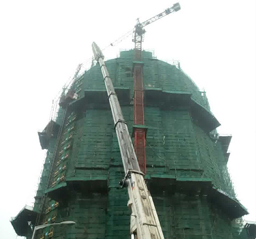 肇东吊车在工地上作业